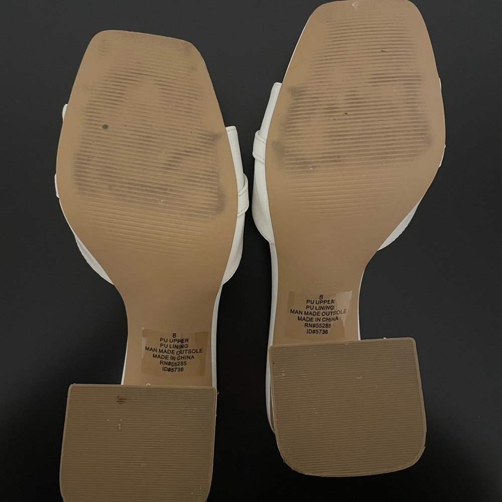 👗👠HOST PICK👗👠

Express Chic White and Gold Block Heeled Mules - Picture 6 of 6